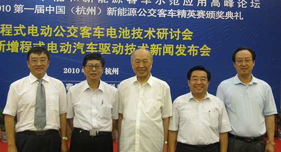 集團董事長、總裁程清豐在參加中國節(jié)能和新能源客車示范應(yīng)用高峰論壇期間與行業(yè)專家和合作伙伴合影